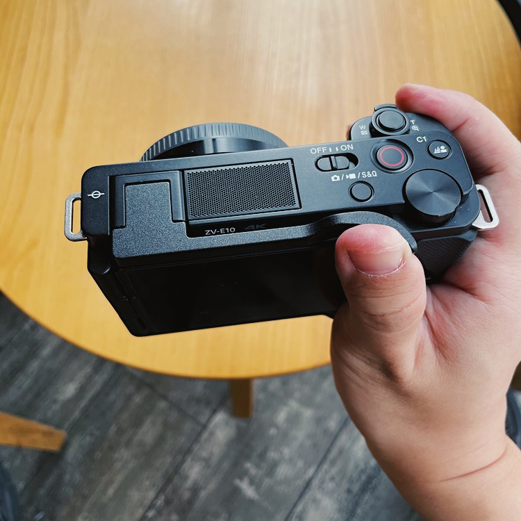 المعادن الساخن الحذاء الإبهام  - مراجعة Sony Camera Zv-E10 وسعره