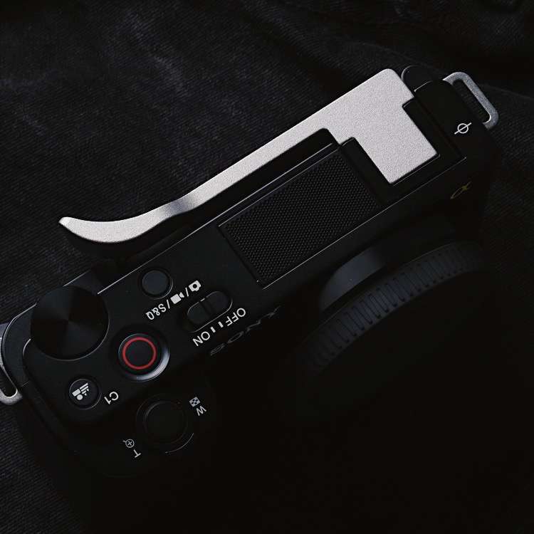 المعادن الساخن الحذاء الإبهام  - مراجعة Sony Camera Zv-E10 وسعره
